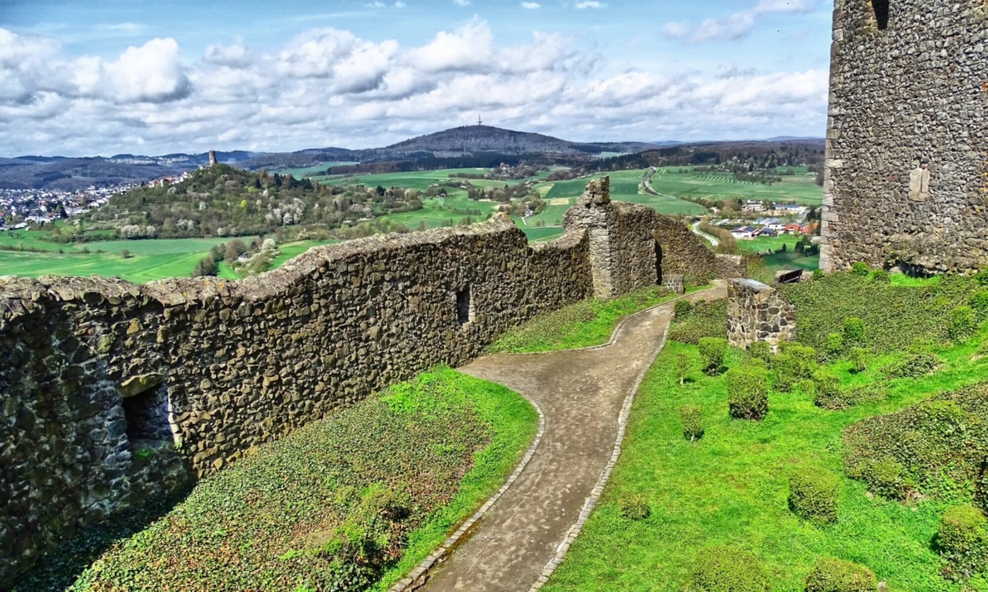 Burg Gleiberg. An dieser kommt man auf Etappe 9 des Lahnwanderwegs vorbei. Zielort ist Rodheim in der Gemeinde Biebertal.